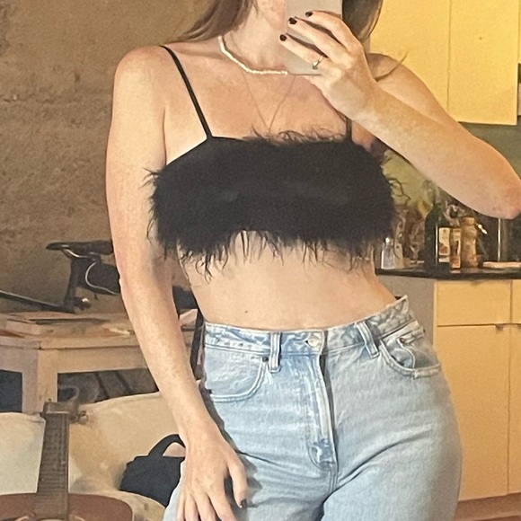 🍓3/$20🍓 Feather Crop - Picture 3 of 4